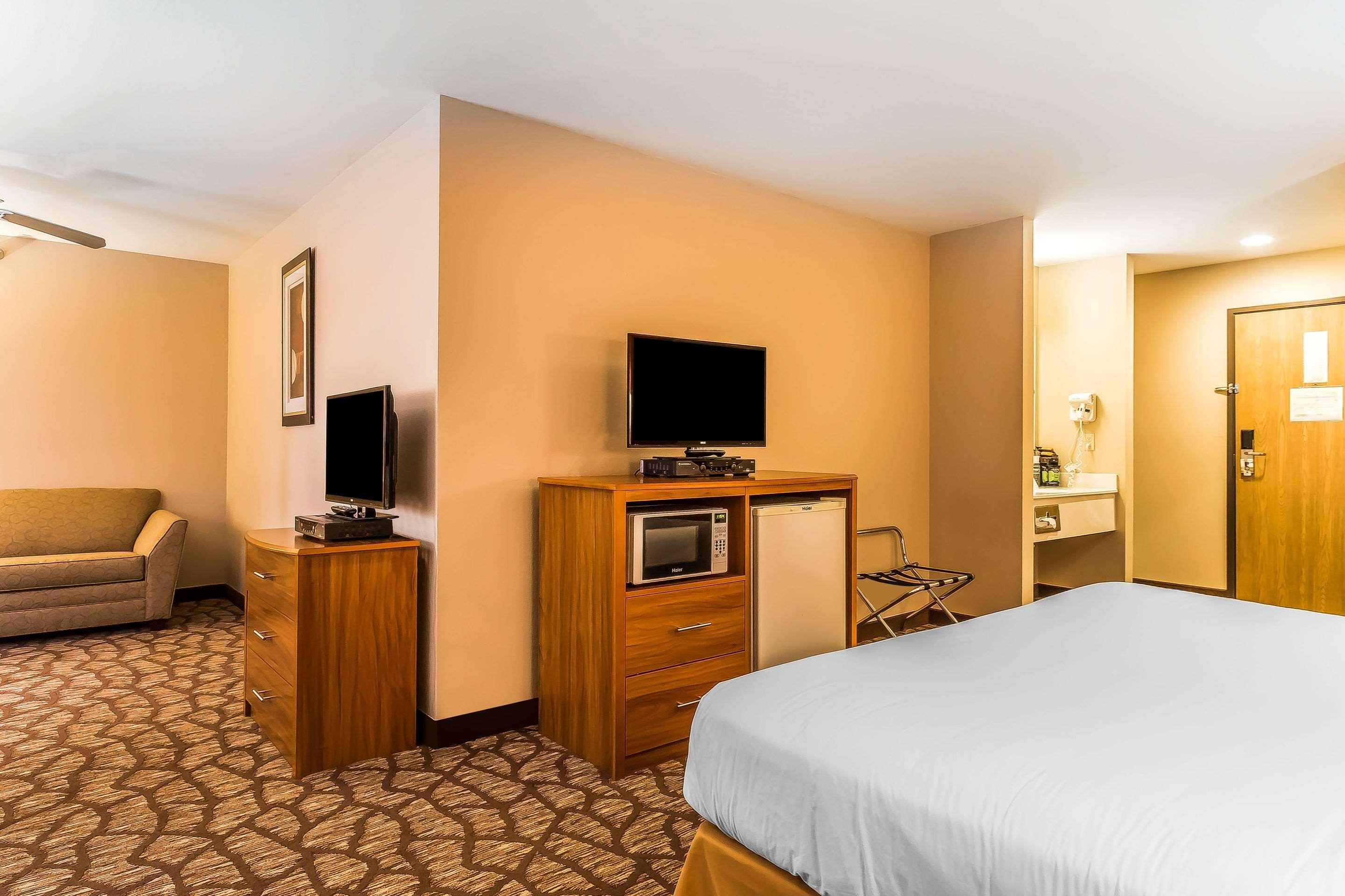 Quality Inn & Suites Chesterfield Village Springfield Kültér fotó