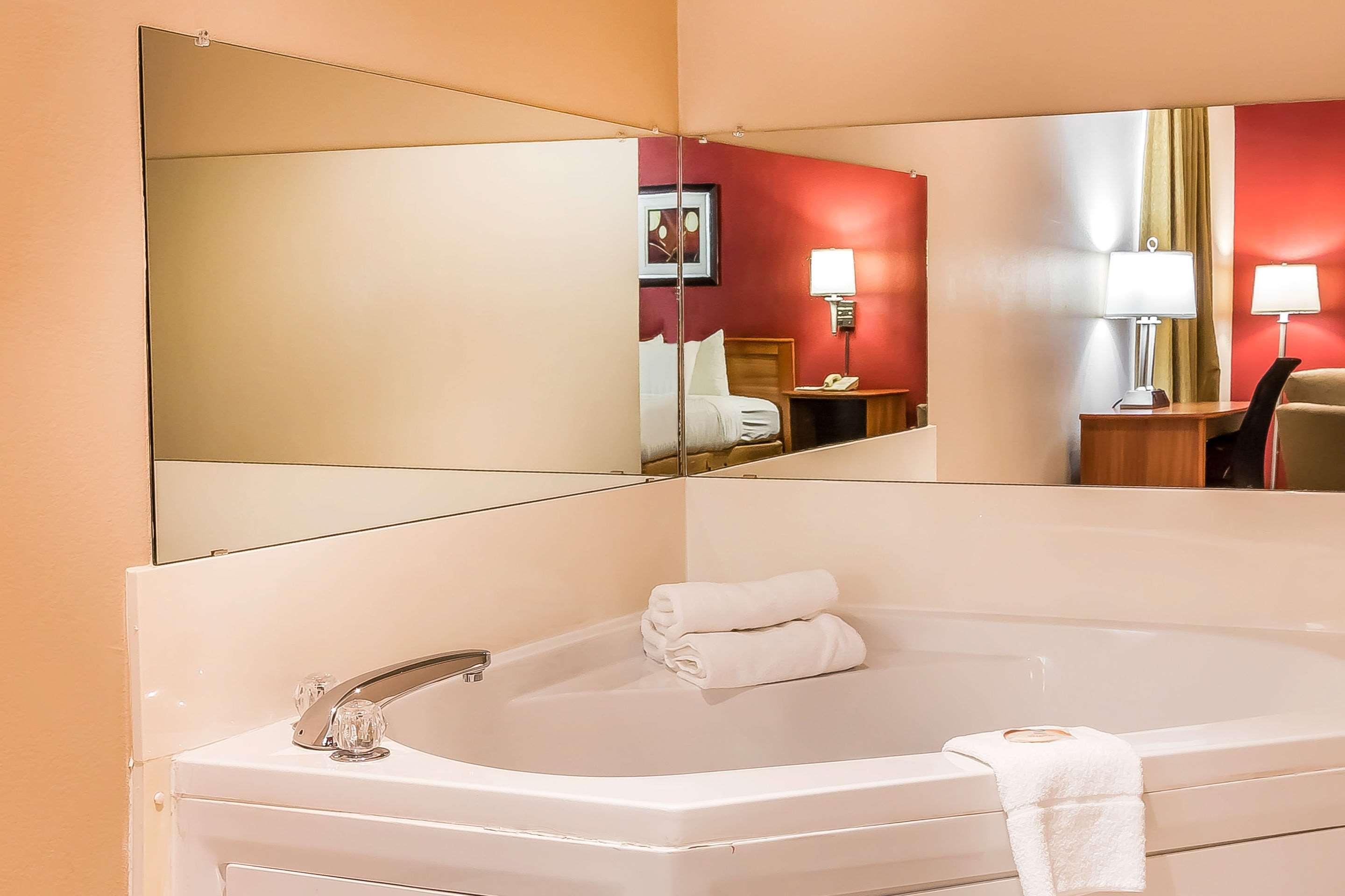 Quality Inn & Suites Chesterfield Village Springfield Kültér fotó